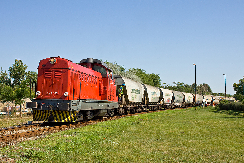 A beérkezett vonat visszatolt az állomásra, majd körüljárt<br>A képre kattintva fotógaléria nyílik<br>(Papp Máté felvételei)