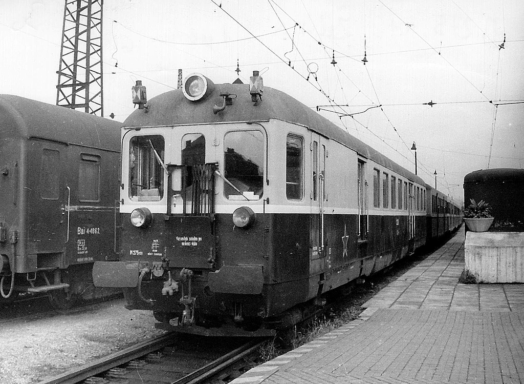 Az M275.1 motor- és pótkocsikból álló vonat elején az ablakrács nélküli, oldalt vörös csillaggal díszített M275.101. A felvételt Pavel Dockal készítette Zsolnán a hatvanas évek első felében
