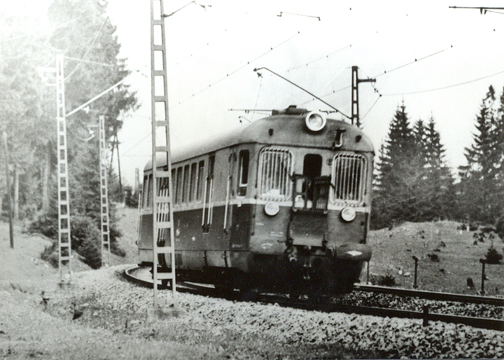 A ČSD M275.1 sorozatú motorkocsik egyike Liptószentmiklós környékén 1960-ban<br>(fotó: Reményi Gyula gyűjteménye)