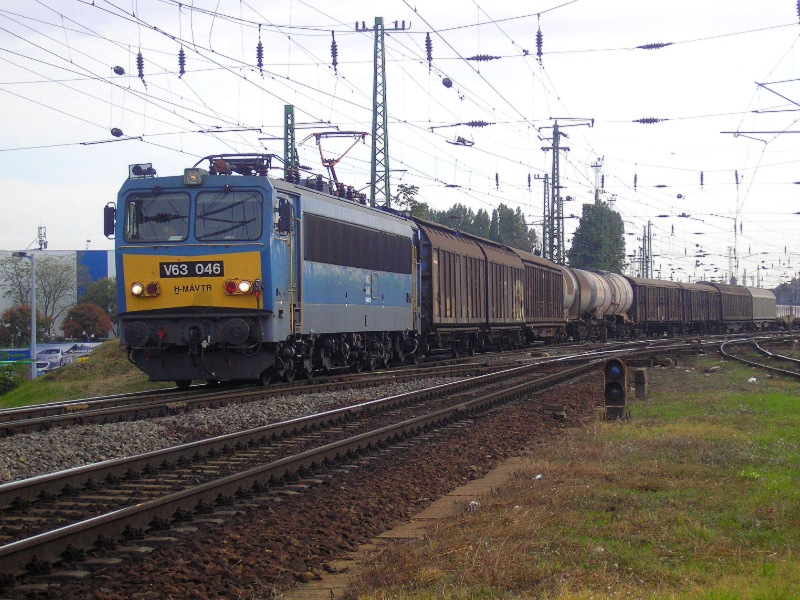 A 046-os Gigant gyorsít ki Ferencvárosból tekintélyes tehervonatával 2008. őszének derekán<br>A képre kattintva galéria nyílik!<br>(fotók: a szerző)