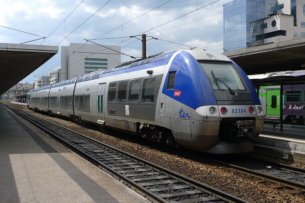 A leggyakoribb TER jármű az AGC (Autorail à grande capacité). Ennek több alváltozata is van: X 76500 – dízel; Z 27500 – villany 1500 volt egyenáram/25 kilovolt váltóáram; B 81500 – dízel/villany 1500 volt egyenáram; B 82500 – dízel/villany 1500 volt egyenáram/25 kilovolt váltóáram (a képen, Lyon Part Dieu állomáson)