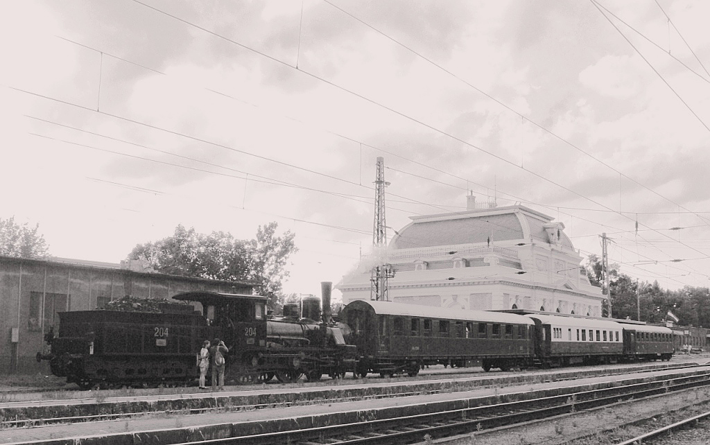 2011 júniusa, a gödöllői királyi váró avatóünnepségére a mostani meglepetés-mozdony húzta a különvonatot<br>A képre kattintva fotógaléria nyílik<br>(Kadocsa Gyula felvételei)