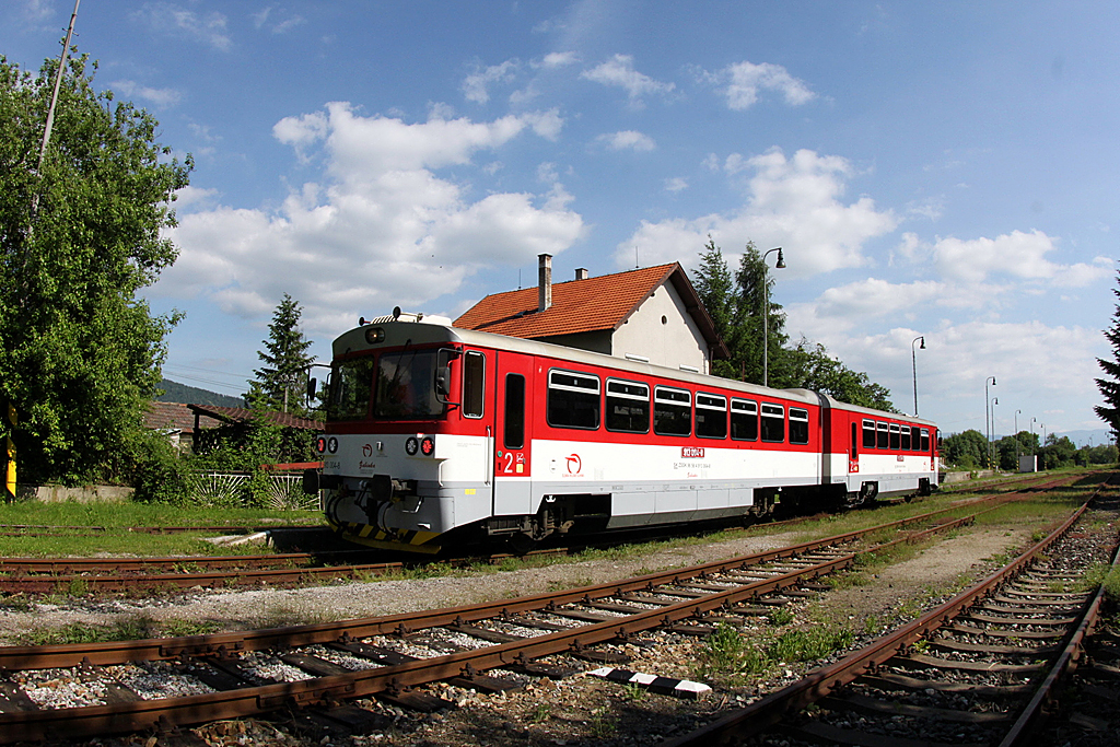 A 813-913-as sorozatú Bagett Németpróna állomáson<br>(fotó: Tevan Imre)