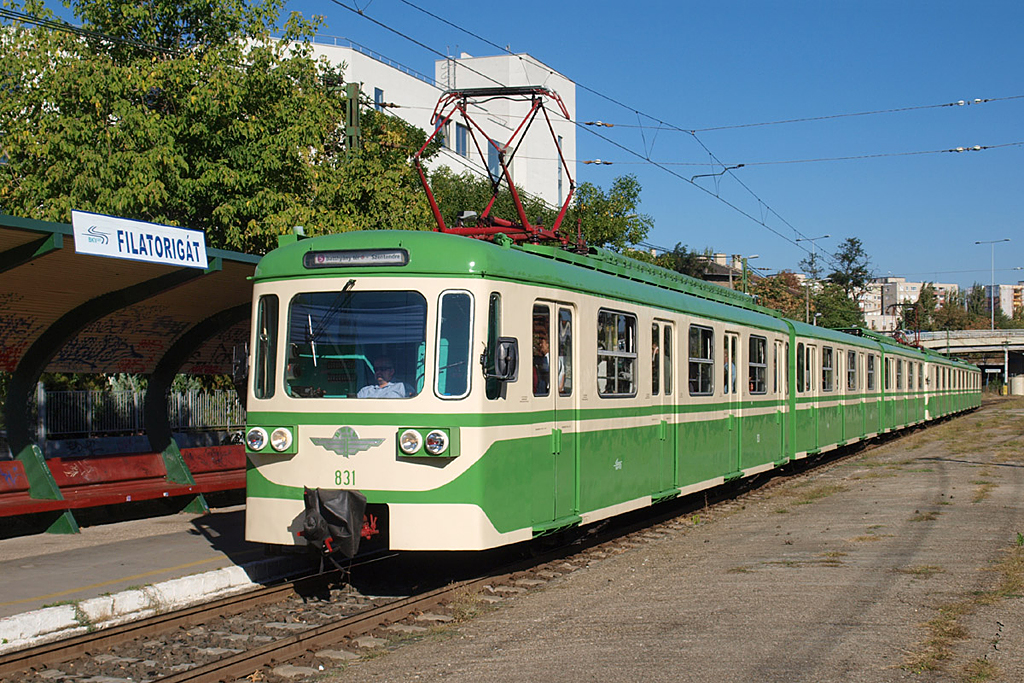 2012 szeptembere előtt minden bizonnyal sosem jártak menetrend szerint közlekedő MIX vagy MIXa típusú járművek az 1978 végén nyomvonalkorrekció után átadott Filatorigát megállóhelyen. Szeptember 8-án reggel Szentendre felől érkezik ide a 831-616-832 és 825-613-826 pályaszámú motorvonatokból csatolt nagyegység<br>(a szerző felvételei)