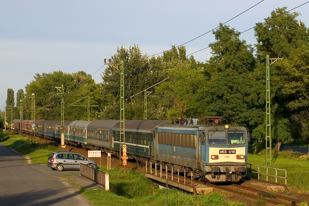 Különböző vonatösszeállítással már régóta színesíti a dél-balatoni vasútvonalat a Maestral gyorsvonat. További sorsa még bizonytalan<br>(fotó: Vörös Attila)