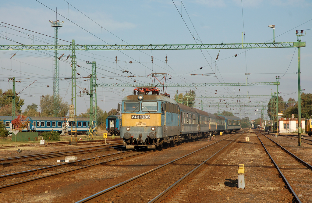 A 7400 számú gyorsvonat fut be Budapestről Békéscsabára 2011 októberében. A Keletiből 6.10-kor kigördülő járat áldozatául esett az idén áprilisban bevezetett járatritkításoknak. A menetrendtervezet szerint december 9-től ismét közlekedne