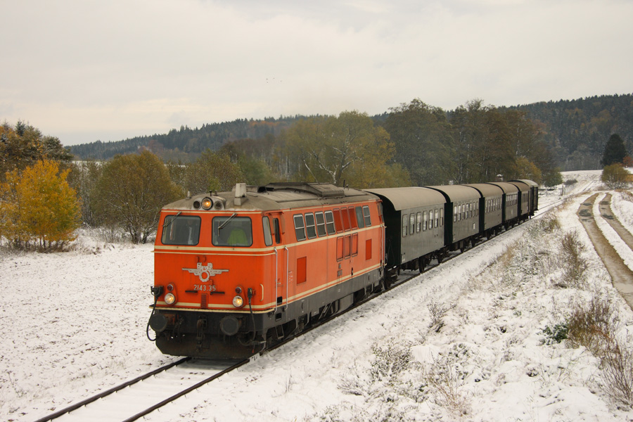A korán érkezett télnek köszönhetően havas tájban lehetett megörökíteni az utolsó ÖBB-vontatású szerelvényeket október 28-án