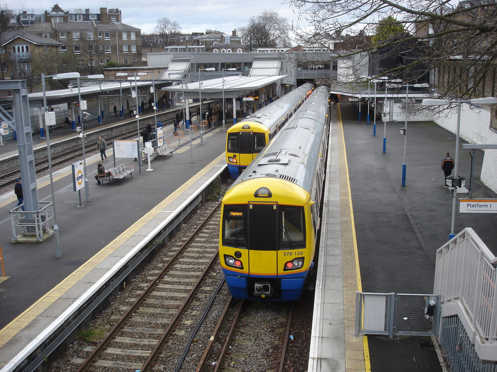 Overground szerelvények Highbury&Islington állomáson<br/>(fotók: wirewiping/flickr)