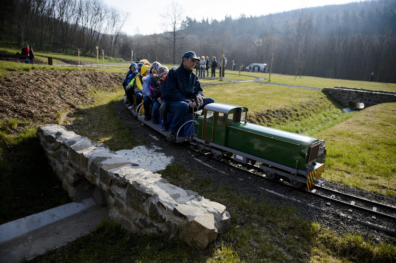 Kerti vasúttal is rendelkező kirándulóközpontot adtak át a Nógrád megyei Szendehely-Katalinpusztán (fotó: Komka Péter/MTI)