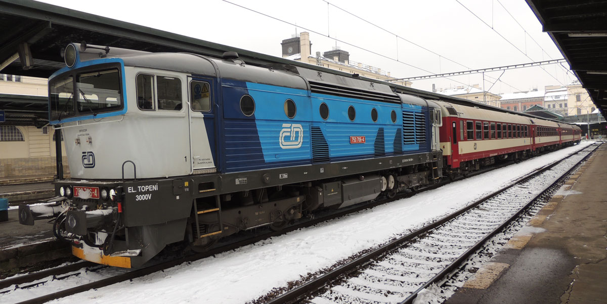 A felújított 750.7-es sorozatú mozdony Bdtn személykocsijaival a rakovníki gyors élén