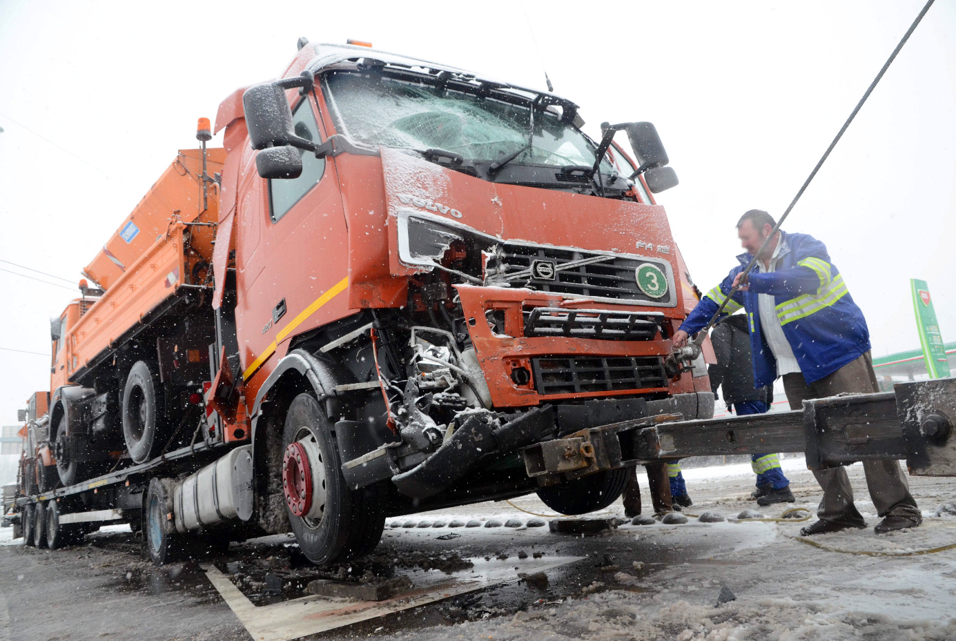Szolnokon a 4-es út körforgalmában egy hókotrót és sószóró munkagépet szállító román rendszámú kamion az előtte haladó járművel ütközött<br>(fotó: Mészáros János, MTI)