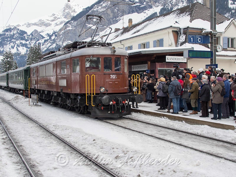<p>Nagy tömeg várja a Bázel felől érkező különvonatot Kandersteg állomáson, január 20-án<br>(fotó: Achim Fassbender)</p>