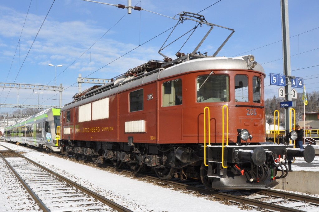 <p>Száznegyven tonnás önsúlyával a BLS Ae 6/8 típusú gépe Svájc legnehezebb egykeretes mozdonyának címét viseli és minden bizonnyal mindörökké meg is tarthatja. Mögötte a Lötschbergbahn kerek évfordulója alkalmából feldíszített RABe 535-ös sorozatú motorvonat áll. Spiez, január 16.<br>(fotó: BLS)</p>