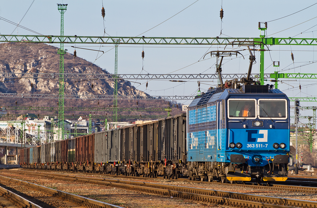 Kelenföldön fordul az AWT első, 363-as húzta vonata<br>(fotó: Vörös Attila)