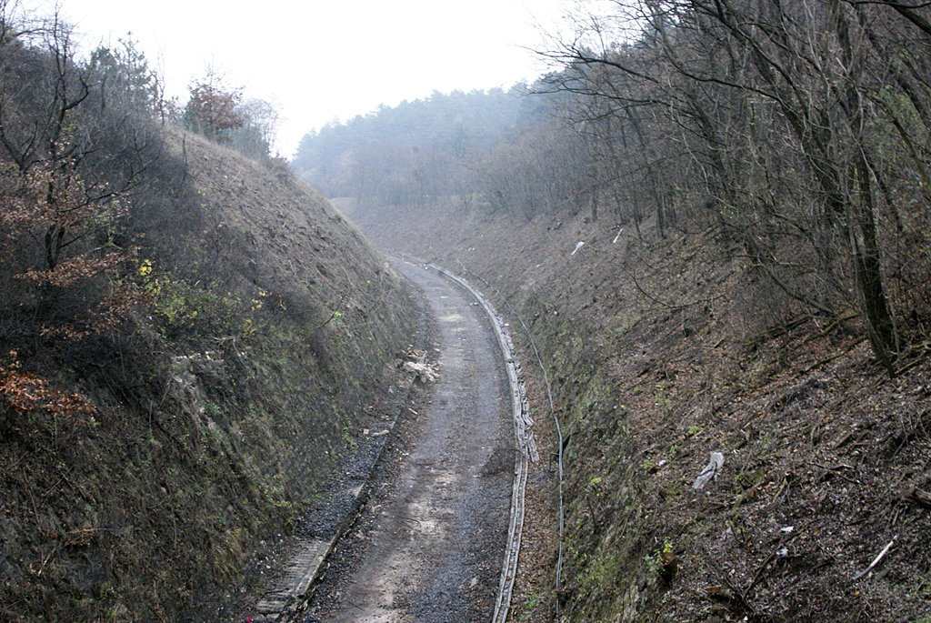Látkép az alagút kapujától Pilisvörösvár felé 2012 novemberében<br>(a külön nem jelölt képeket Arnold Balázs készítette)