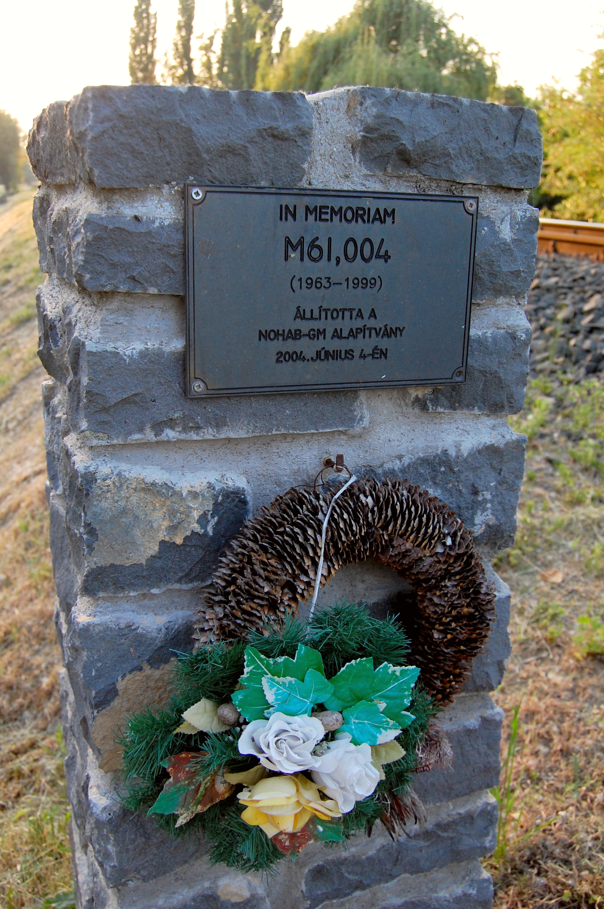 A Nohab-GM Alapítvány jóvoltából a Négyes emlékére emelt bazaltoszlop Lábdi határában<br>(fotó: Joó Ferenc)