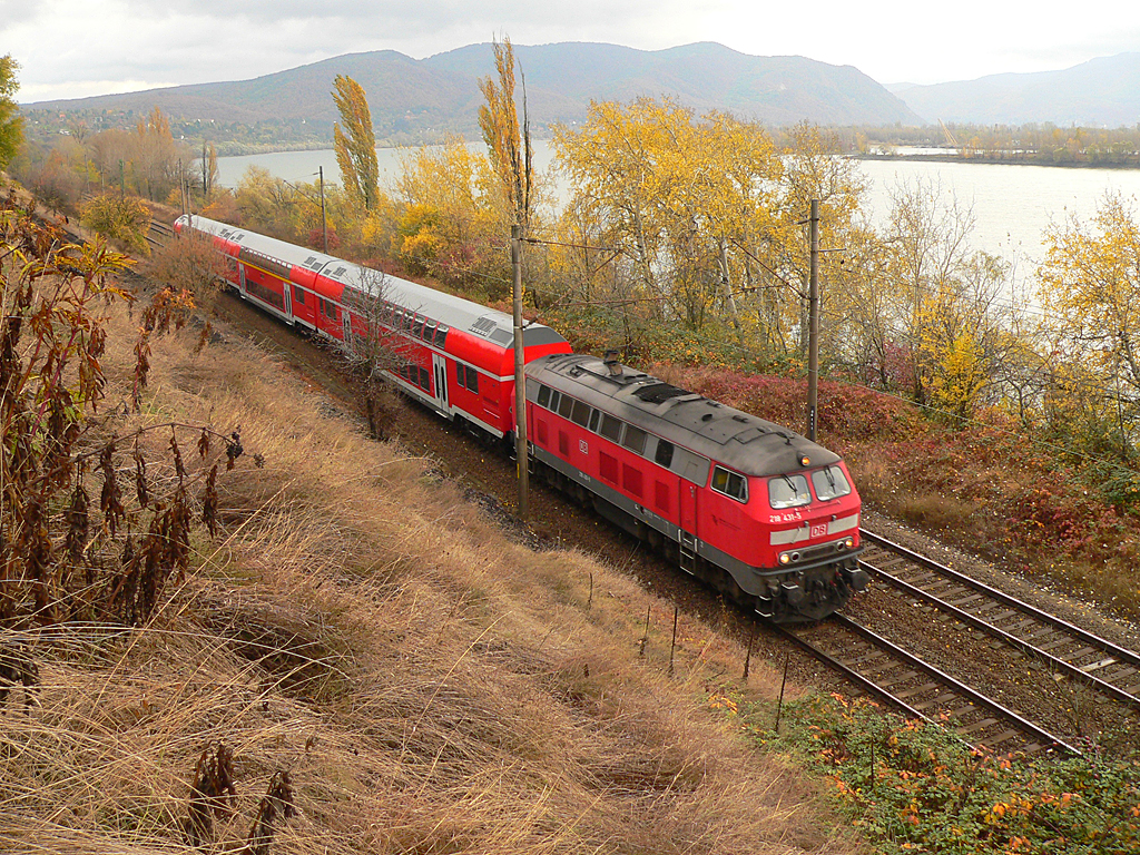 Látkép emeletes vonattal a Duna partjáról<br>(Hangodi Zoltán felvételei)