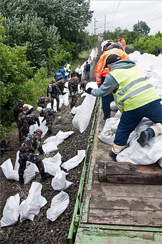 Árvízvédelem az 1-es vasútvonal kritikus szakaszán, 2013 júniusában<br>(a szerző felvételei)