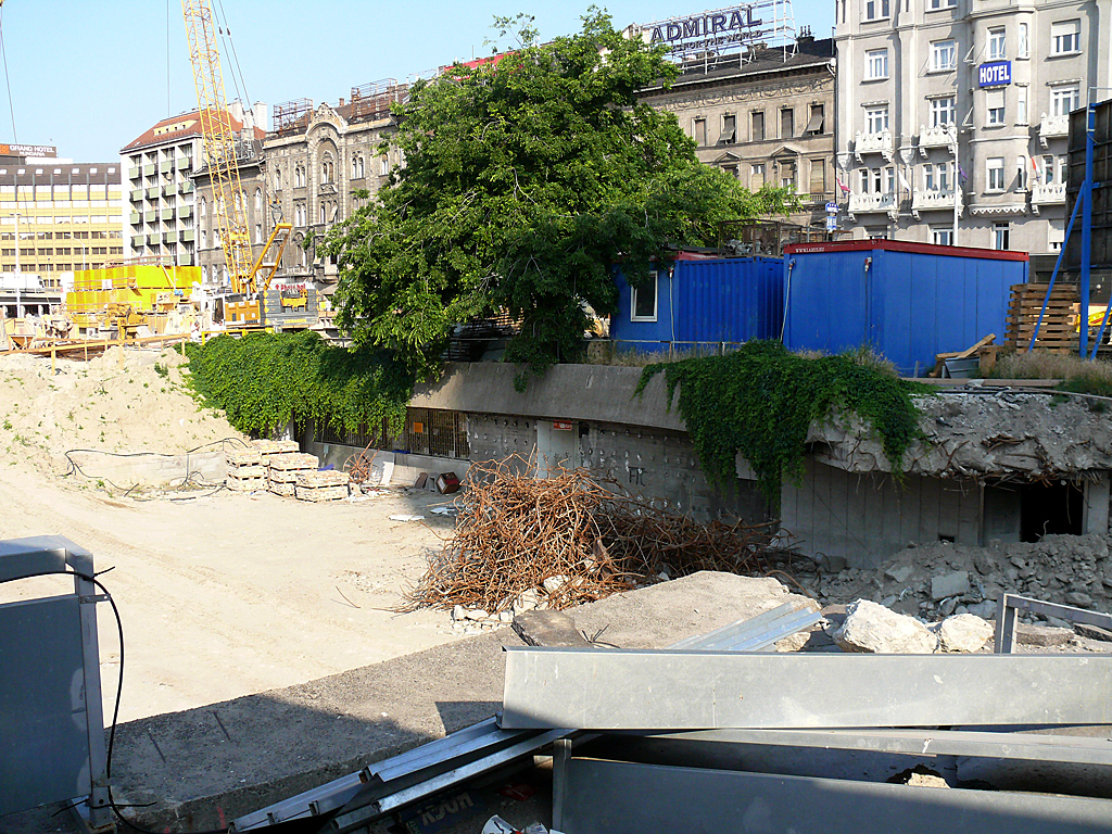 Háború sújtotta táj a Baross téren az építkezés kezdetén...<br>(a szerző felvételei)