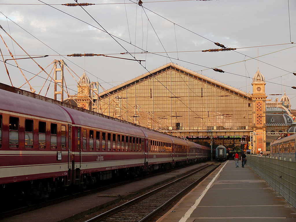 Kemsei Zoltán felvételén a 2012-es hajnali Szigetvonat látható a Nyugati pályaudvaron