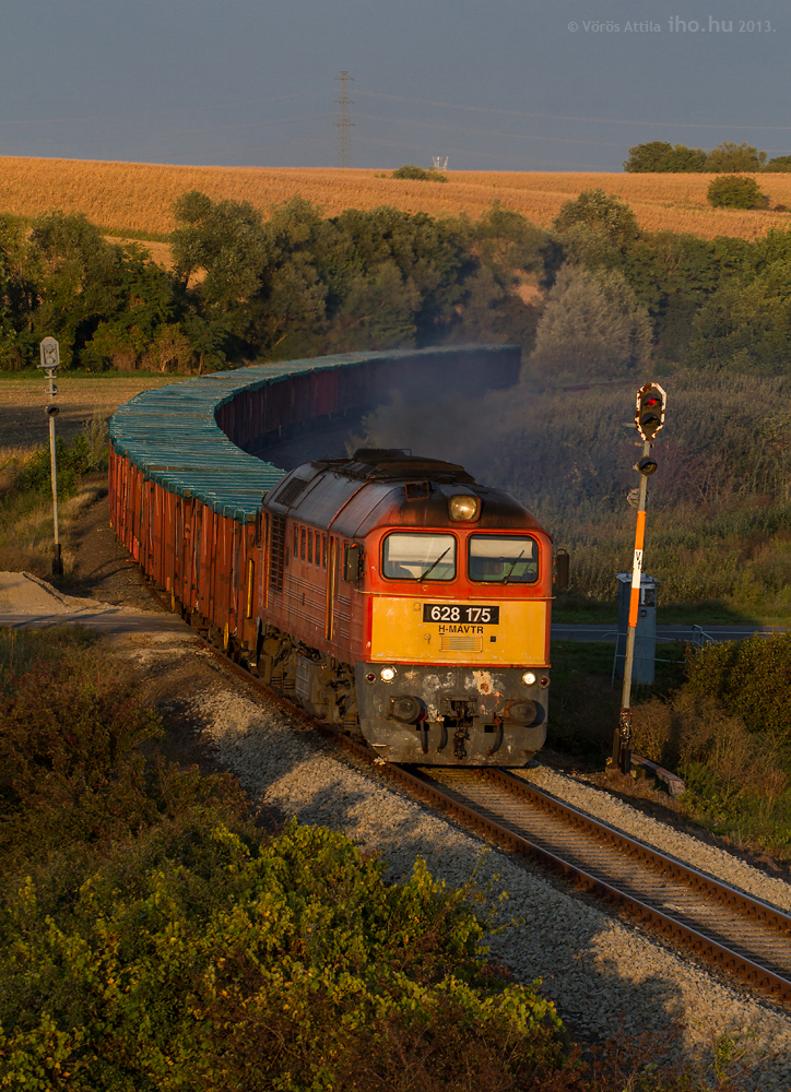 A dombóvári 175-ös ment Bajára a vonatért. A képen Nagymányok előtt robog a naplementében