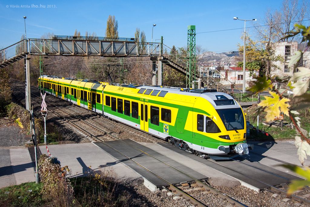 Kelenföld és Budaörs közt tempózik a csili-vili vonat<br>A képre kattintva galéria nyílik<br>(fotó: Vörös Attila)