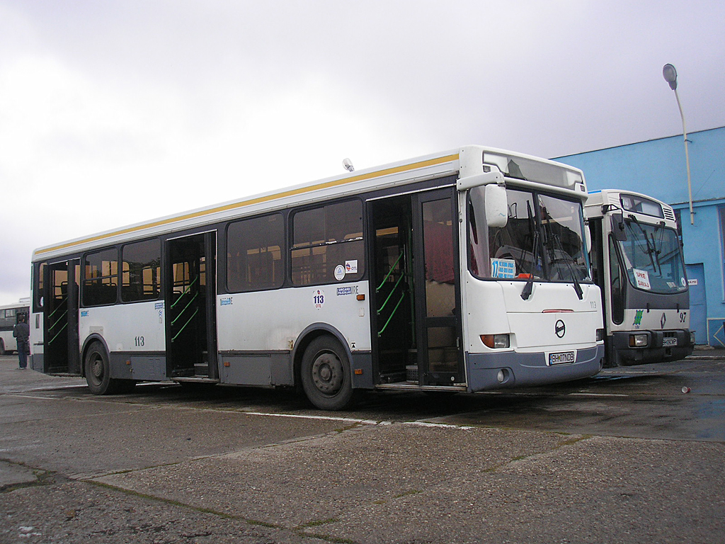 Előtérben a Liaz autóbuszok egyike, mellette egy, Franciaországból érkezett Renault busz a háromból<br>A képre kattintva galéria nyílik<br>(a szerző felvételei)