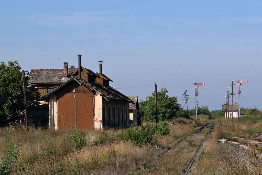 A környék igen gazdag vasúti emlékekben: a képen a felhagyott nagyszentmiklósi mozdonyszín