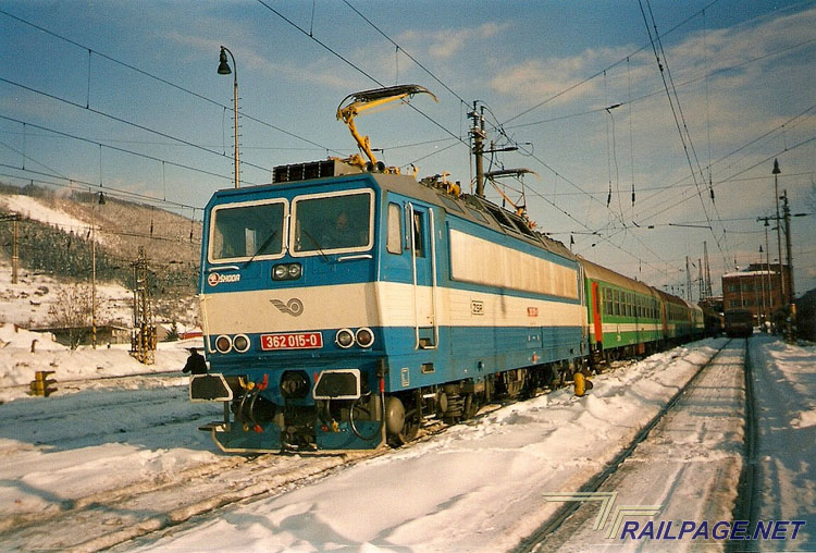 Az eredeti kék-fehér köntösben Zsolnán 2000 februárjában<br>(fotók: railpage.net)