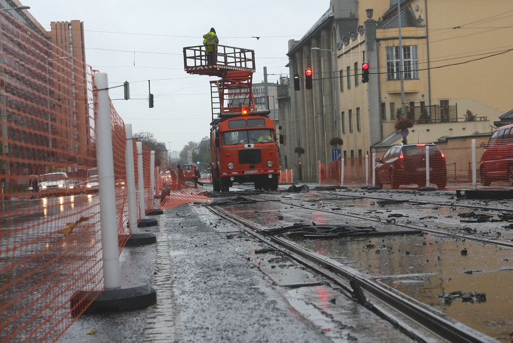 Esőben bontják a vezetéket a Kőrösi Csoma Sándor úton<br>A képre kattintva galéria nyílik!<br>(fotók: Vörös Attila)