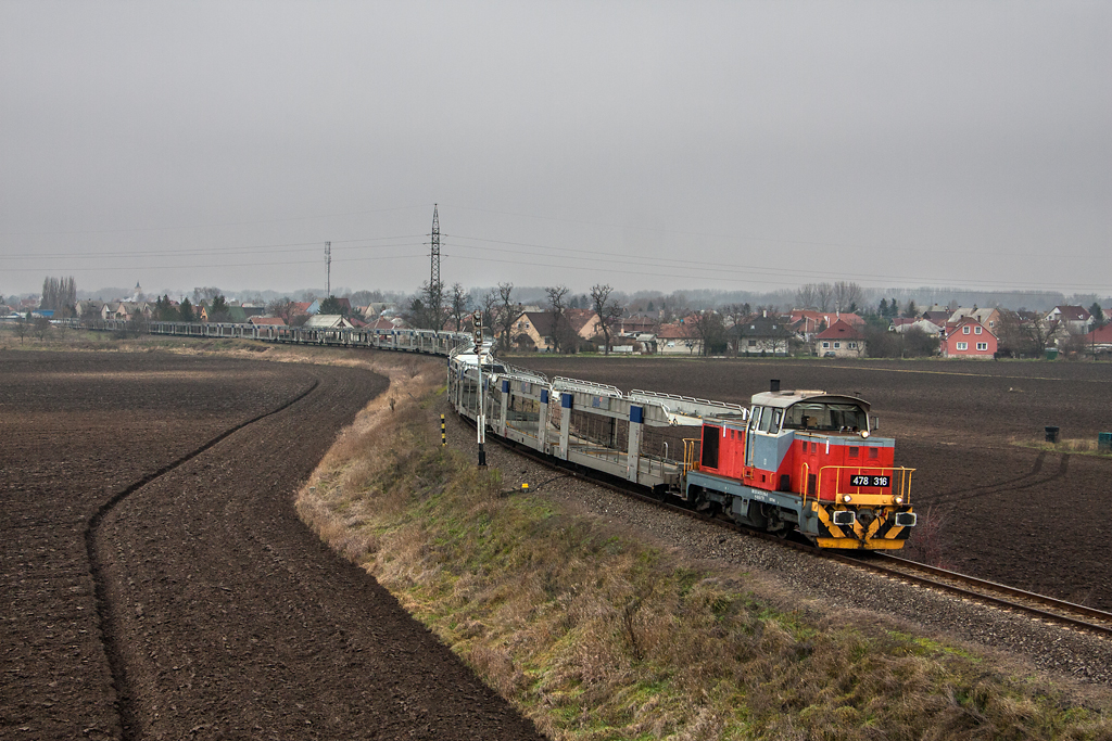 Szolgálatképes Csörgő híján az üres hosszú autószállító vonatot szombaton remot Dácsia vitte Tokodra<br>(fotó: Vörös Attila)
