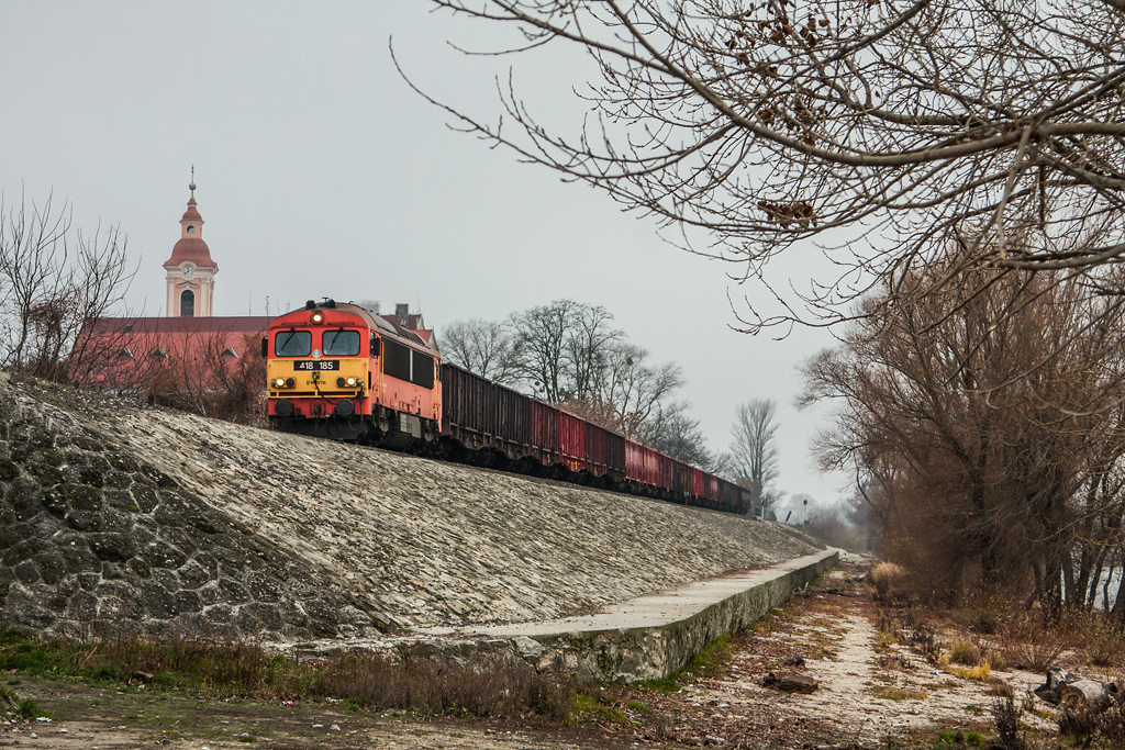 Nyergesújfalunál a Duna partján közelít Tokodhoz a szénvonattal a 185-ös Csörgő<br>(fotó: Vörös Attila)