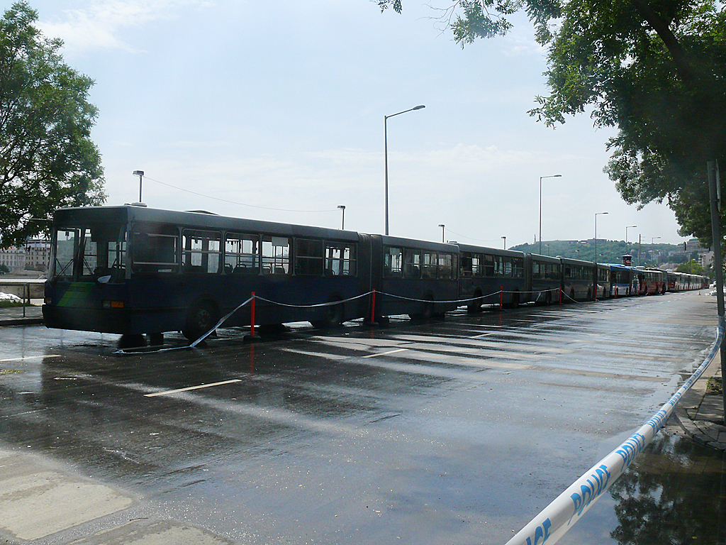 A 2013 júniusi nagy árvízkor a leendő villamosvágányok helyén buszok, trolik súlyozták ki a HÉV födémjét