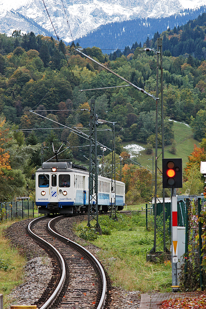 Grainauig közlekedő betétjárat érkezik a Zugspitzbahn alsó végállomására