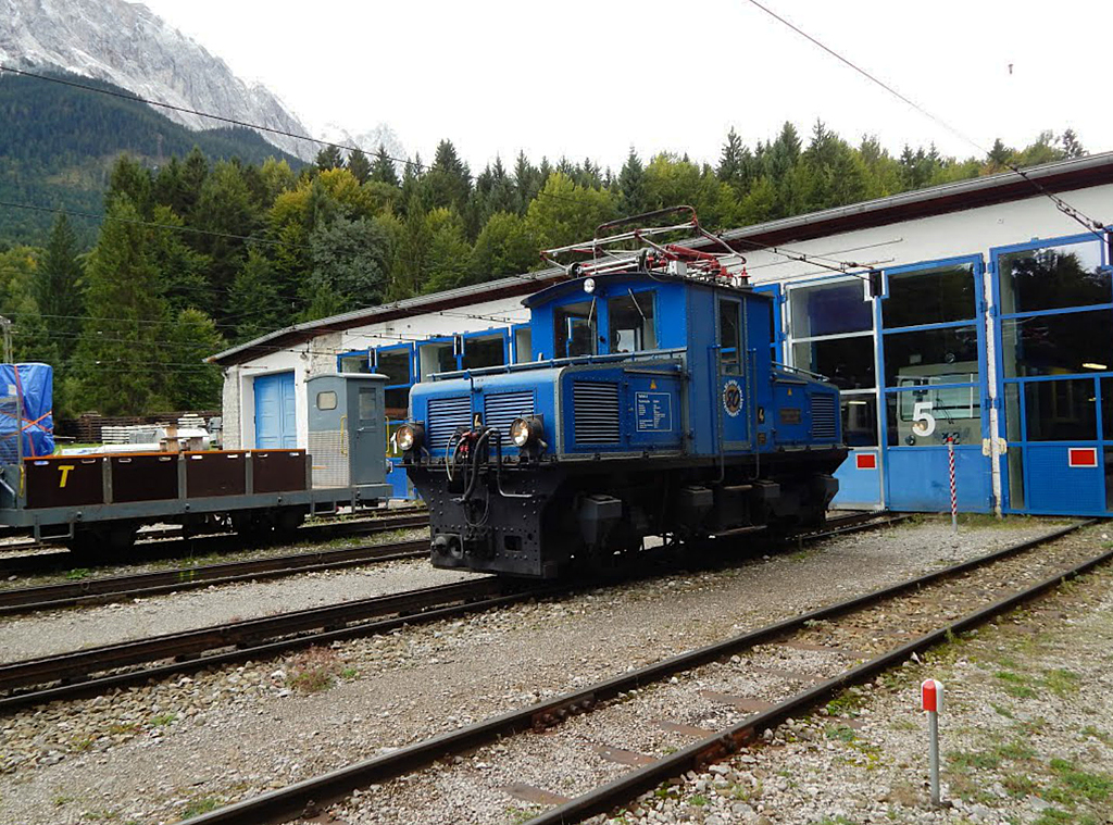 A Zugspitzbahn eredeti villamos mozdonya a grainaui fűtőház előtt<br>(fotó: www.panoramio.com)