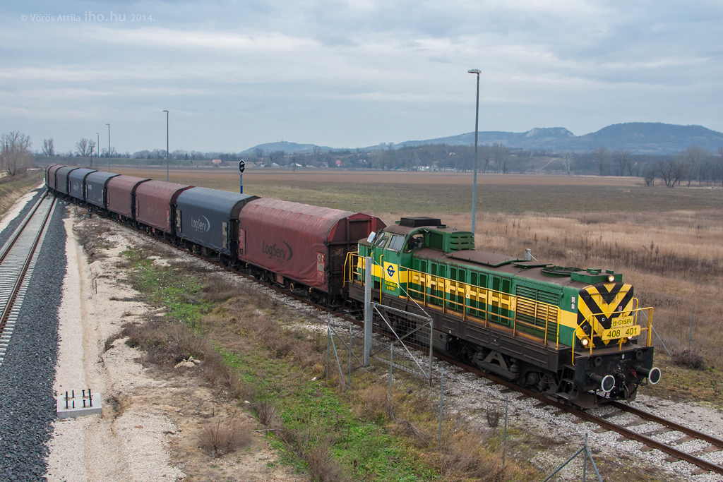 A GYSEV 401-es Púposa húzza a Preymesser iparvágányára az acéltekercsekkel rakott vonat első felét<br>A képre kattintva galéria nyílik!<br>(fotók: Vörös Attila)