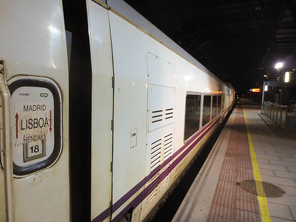 A Sud Expresso Burgos állomáson várakozik