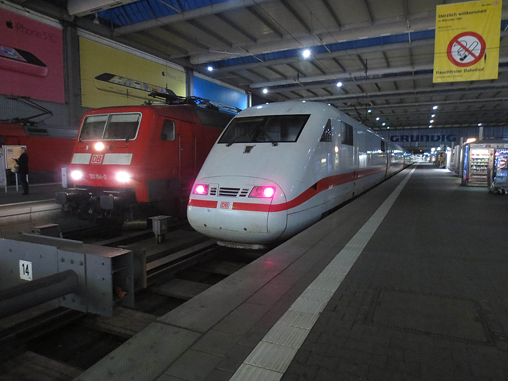 A CNL-emet továbbító DB Class 120 és egy ICE 1 München Hauptbahnhof állomáson