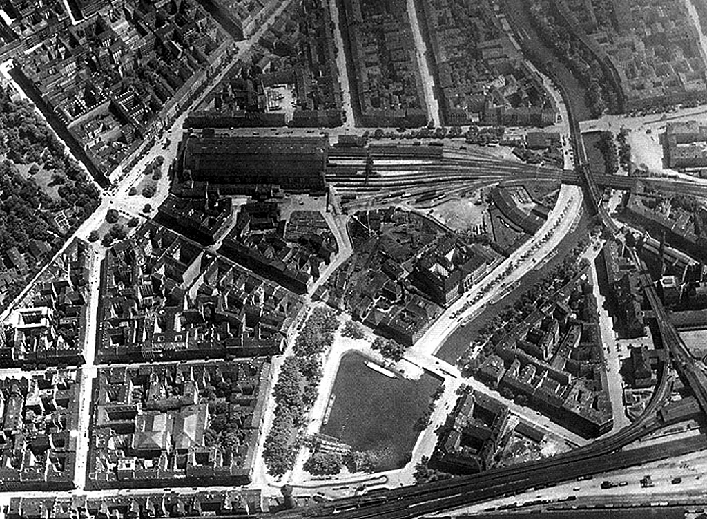 Az Anhalter Bahnhof korabeli légifelvételen, a kép jobb alsó sarkában a földalatti Gleisdreieck nevű felszíni állomása<br>(forrás: www.bilderbuch-berlin.net)