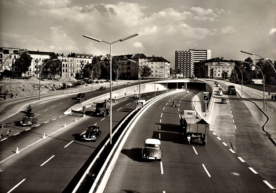 A berlini Stadtautobahn kiépítése részben a vasútvonalak által meghatározott folyosókban történt meg<br>(forrás: www.akpool.de)
