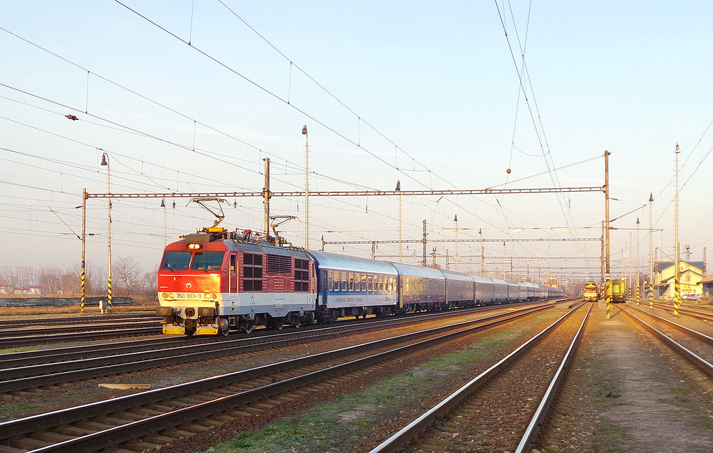 Metropol EN a hajnali napsütésben indul Galántáról (fotó: railtrans.sk)