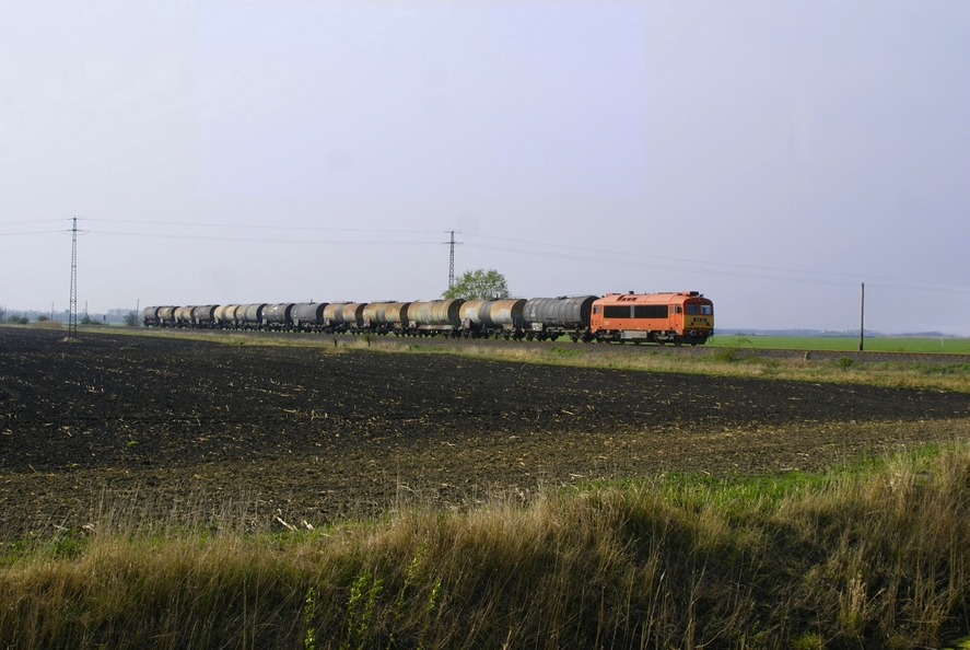 Ürmöshát megállóhely közelében halad az olajvonat<br>A képre kattintva galéria nyílik a szerző képeiből