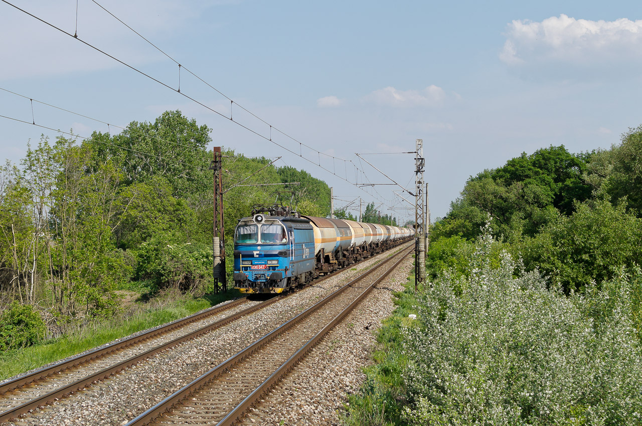Vágsellye és Galánta között feszít a CRW vonatával az Express Rail által ČD Cargótól bérelt Laminátka