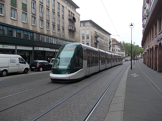 Jellegzetes villamos Strasbourgból<br>A képre kattintva galéria nyílik<br>(a szerző felvételei)