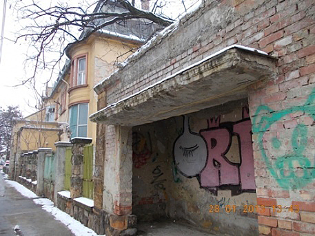 Az elhanyagoltság ellenére építészetileg és funkcionálisan perfekt megoldás: Újpest, volt Szülőotthon<br>(forrás: www.4.kerulet.ittlakunk.hu)