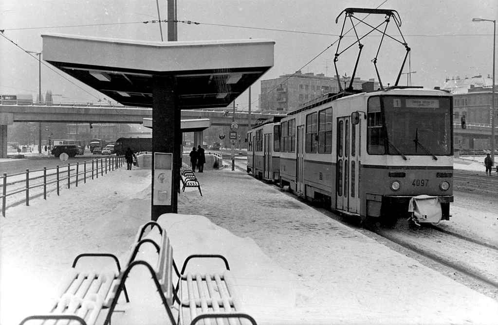 Az 1-es villamosvonal eredeti megállóépítményei még reklámok nélkül<br>(forrás: VEKE-archívum)