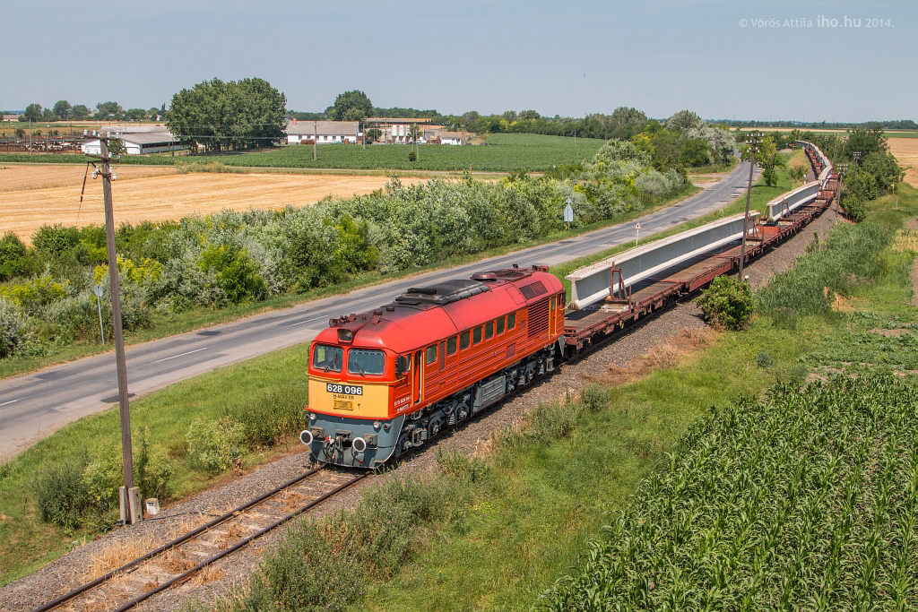 Az RCH szálltja három évig vasúton a Ferrobeton vasbeton-elemeit (illusztrációk: Vörös Attila)