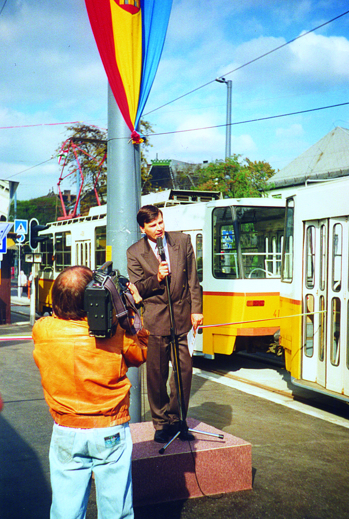 Boldog főpolgármester, operatőrök, zászló, mosoly: 1993. október 11-én adták át a Kerepesi úti végállomást<br>A képre kattintva galéria nyílik<br>(forrás: VEKE archívum)