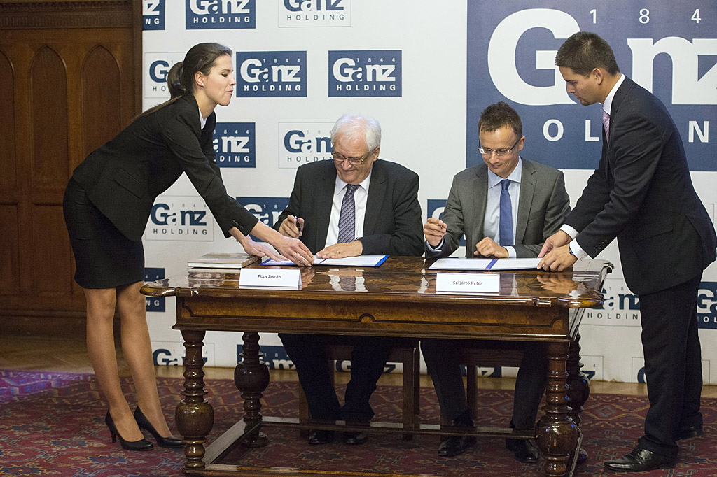 Fitos Zoltán, a Ganz Holding Zrt. elnök-vezérigazgatója és Szijjártó Péter külgazdasági és külügyminiszter-helyettes a stratégiai partnerség aláírásán<br>(fotó: MTI/Koszticsák Zoltán)