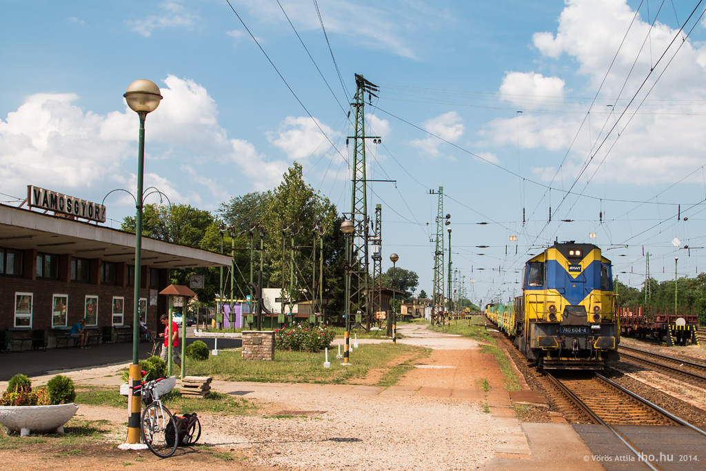A Kárpát Vasút sínszállító tehervonatával vár Gyöngyös felé továbbindulásra a 604-es Kocúr július 17-én